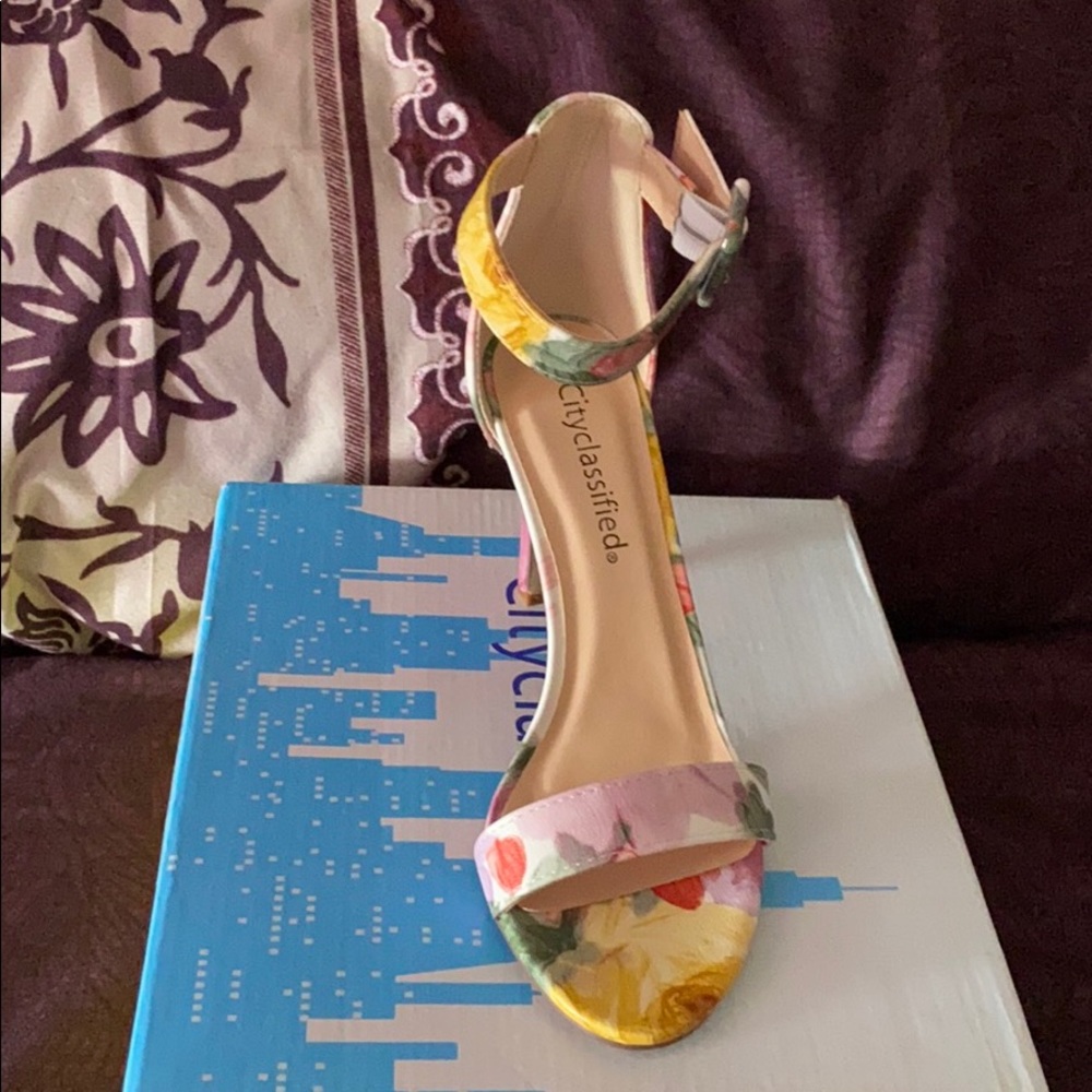 Sandals - Picture 2 of 4